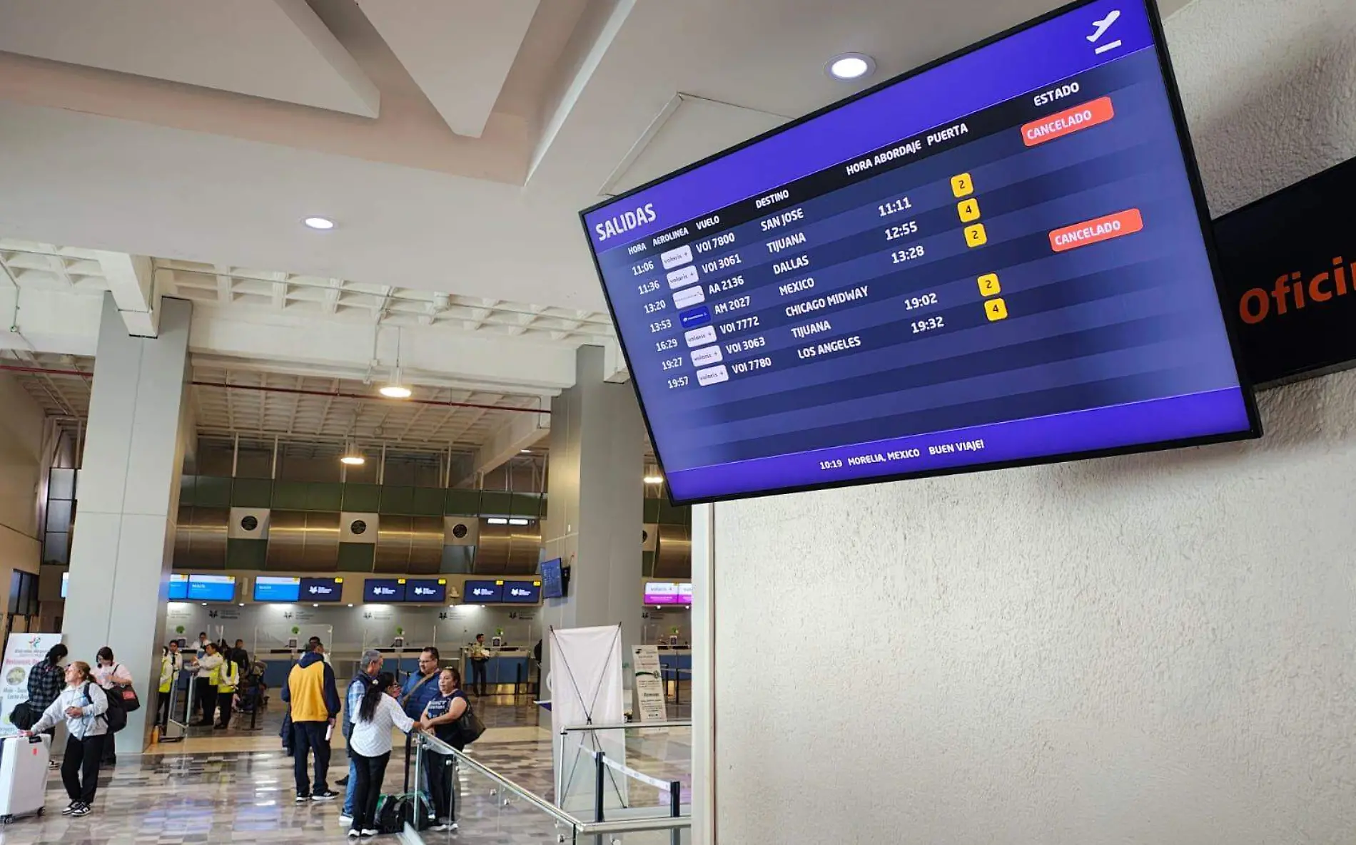 Pantalla de vuelos en el aeropuerto